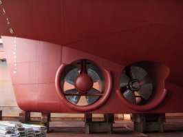 Судя по пене из под носовой части во время маневра, там стоят подруливающие устройства.