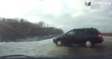 При совершении обгона с выездом на встречную полосу надо убедиться... В чем тазик убедился? Это не обгон, а тупо езда по встречке. И лачетти видел, что сзади едет буханка с открытыми дверями, буханка его не обгоняла. Какие к нему вопросы? Он посмотрел в зеркало, там никого не было.
Но вот этот кадр делает Лачи невиновным точно. Тазик его сбил вообще за поворотом! Догнал, сука, и подбил!