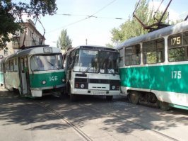 Авария дня. В Чехии автомобиль оказался зажат между двумя трамваями