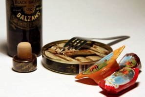 Нужно было пару баночек шпрот положить возле штофа этого, натюрморт так сказать))