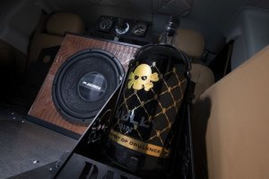Нужно было пару баночек шпрот положить возле штофа этого, натюрморт так сказать))
