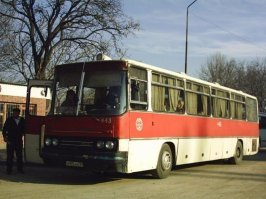 На Икарусах ( "вишенках" ), летавшими по меж-городу в 80-е, на крыше стояли более мощные прожектора в обтекателях. Ночью на трассе сначала появлялось зарево на горизонте, потом - световой апокалипсис на встречке (уроды-водилы икарусов) редко свет переключали. Приходилось тормозить и стоя в своей полосе "промаргиваться.."
И да - они именно ЛЕТАЛИ. Редкая легковушка могла обогнать такого монстра.
