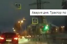 Вы чего звезданулись??? какая "Главная дорога" при рабочем светофоре??? 
Как таких дебилов на дороги пускают???