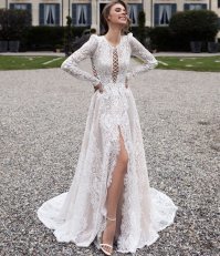 В белом? Улыбаются?