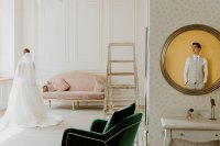 Это свадебное? Муж то в рамке, а она вдова?