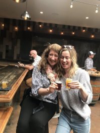 короче- на фото она справа.