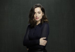 Двери современных самолетов имеют встроенную блокировку, открыть их в полете - не получится....
Если же ее все-таки открыть - из салона самолета повысасывает все, что не закреплено...
но самолет - не развалится в полете.
это ложь.
и пассажиры не погибнут, если пилот начнет экстренное снижение.
сознание потеряют - да.
максимум - погибнут астматики.
миллионы парашютных прыжков, в т.ч. высотных - тому подтверждение
аффтар, учите матчасть....
милашка вы наше.....
.