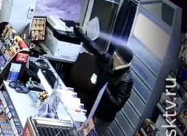 Этот дебил самому себе чуть глаза не залил. =)