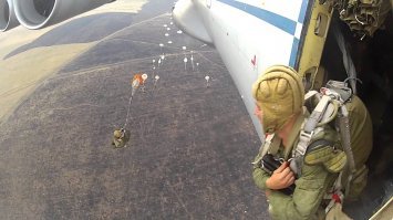 Реально ли открыть дверь в салоне самолета в воздухе и что после этого случится?