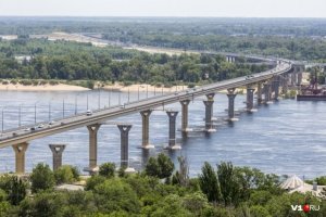 Мост через Волгу в Волгограде СТРОИТСЯ (до сих пор, согласно ген. плана) более 20 лет.. Прославился на весь мир как "танцующий мост", т.е. вибрировал и шёл "волнами" просто от статики. Сколько украдено бюджетных денеХ при строительстве, до сих пор точно неизвестно, т.к. на откактах жили ВСЕ. И следаки, и кремлины и местная власть. За ярд - однознчно.. Символ эпохи, мля..