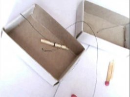 У старого пердуна на верхней фотке в детстве скорее всего такая мобилка была...