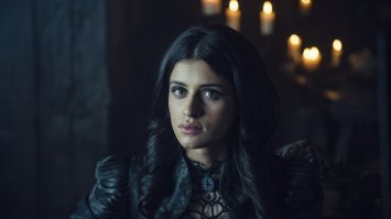 Негры не в тему, выглядят отталкивающе и нелепо, как черные кирзовые заплатки на кремовом кожаном диване. Все женские персонажи подобраны неудачно, как с улицы, ни одной хоть чуть привлекательной особы. Йеннефер - индианка ...