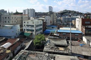 Мммм. а автор по всему Сеулу ездил?   Что-то я не вижу тут автоматов, для масок с лицом,  и умных дорожек.  И попробуйте кошелек тут забудьте.  
Показать центр Сеула и рассказывать, что так в Корее везде, так мило.