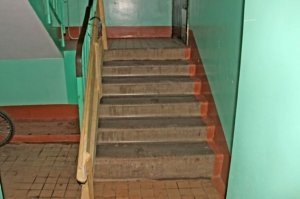 Хорошие люди, добрые дела это всегда хорошо. Пусть не тут, но там точно зачтётся.
Интересно что написано что пандус нельзя в подъезде установить, но он есть-пристёгнут к балясинам у перил. У нас на первом похожий, самодельный тоже. Только подошли более творчески-откидывается на дверных петлях в сторону стены и там крючком закрепляется.