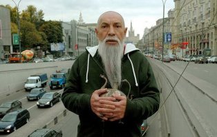 Под Хоттабыча косит.