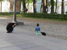 Китаяночка с ребёнком и фотоаппаратом.
Интересно, что весь следующий день в Эрмитаже мы встерчали их каждые полчаса и всякий раз они шли нам навстречу...