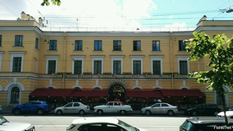 В Питере на конногвардейском бульваре тоже есть "Музей русской водки". Ни разу не музей, конечно, обычный кабак. Вот не знаю, кто у кого идею спёр.