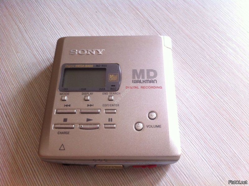 Не MP3 плеер, а minidisk!!! Sony MZ-R50 с пультом RM-MZR55. К MP3 Он не имел никакого отношения... но он был крут, звучал круто...