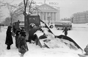 для меня главным символом городской зимы из детства остались "золотые руки")