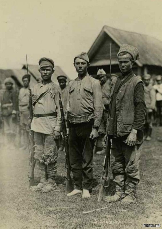 Солдаты армии Колчака, 1919 год, со снабжением было совсем туго, даже обуви не было.