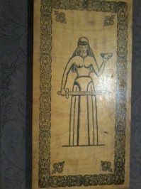 У самого есть такие Нарды.На каждой фишке,бархатная заплатка чтоб мягче ходили по доске.