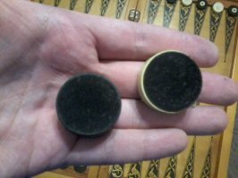 У самого есть такие Нарды.На каждой фишке,бархатная заплатка чтоб мягче ходили по доске.