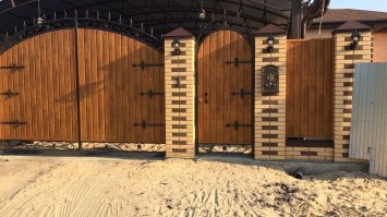 Это привет всем "хозяевам", которые не дураки и переплачивать не собираются. А я дурак по ходу, и ткнул в каждый такой столбик на фасадном своем заборе по трубке 120*120*4 и ливанул во внутрь раствора до верху  Дядя бы долго буксовал на манипуляторе, пока не проснулся