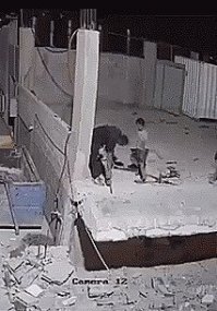 Не стойте и не прыгайте, не пойте, не пляшите.
Там где идёт строительство или подвешен груз!