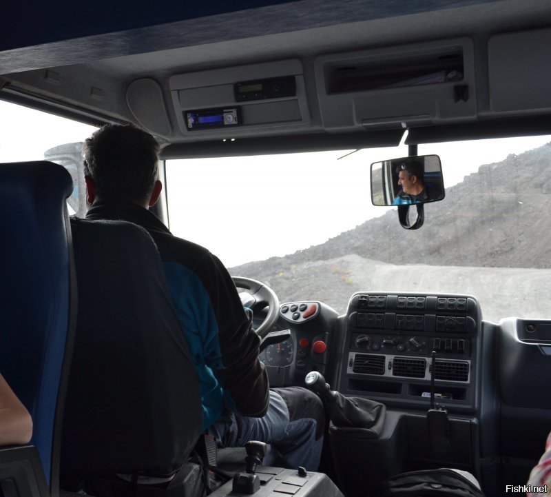 Очень интересно, спасибо!))
Я ездил на Мерседесах-вездеходах-автобусах на вулкан Этна на Сицилии. Фото есть только внутри: