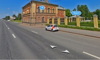 кстати, там бы не помешала разметка сужение - стрелочки что полоса заканчивается, тк ее там фактически нет, дорожникам тоже надо навтыкать.