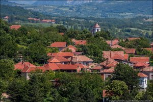 Про черепицу не соврал. А в остальном... Но в зелени всё красиво, не спорю. Можно и не заметить, что  деревня в Сербии - это олицетворение тлена, разрухи и полнейшей безнадеги.