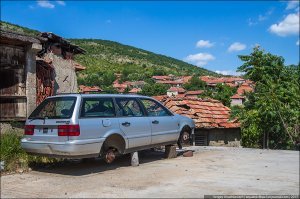 Про черепицу не соврал. А в остальном... Но в зелени всё красиво, не спорю. Можно и не заметить, что  деревня в Сербии - это олицетворение тлена, разрухи и полнейшей безнадеги.