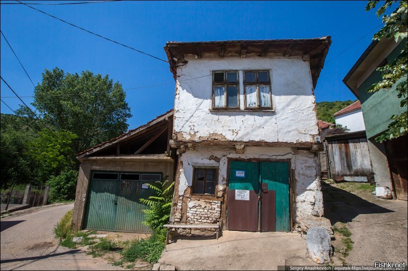 Про черепицу не соврал. А в остальном... Но в зелени всё красиво, не спорю. Можно и не заметить, что  деревня в Сербии - это олицетворение тлена, разрухи и полнейшей безнадеги.