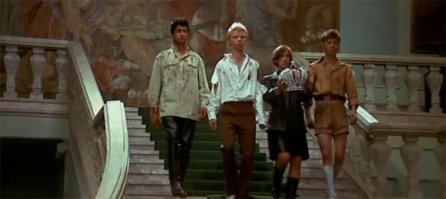 Всегда недоумевал: В последнем фильме, зачем Даньку нарядили как курсанта "Гитлерюгент"??