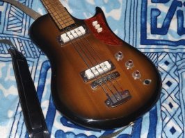 У меня на работе лежит такая:
даже в рабочем состоянии. Жаль оригинальных струн только две.
Звук у неё психоделический. у любого нормального музыканта уши в трубочки свернуться). Но прикольно потринькать)