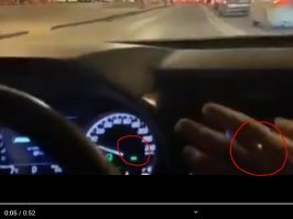 Аффтарр-правакатар:
На видео спец автомобиль. Пометил места на фото, на которые надо обратить внимание. В большом круге следите за отражающейся точкой (0:05) - в автомобиле стоит прозрачная перегородка.
В маленьком круге на 9-ой секунде загорается индикация проблесковых маячков. Маячки включили для встречного автомобиля, который сразу же остановился.
