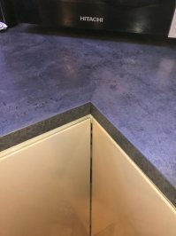 Сборкой мебели от IKEA занимаются субподрядчики. Если Вам не понравилось, как они выполнили свою работу- обратитесь в IKEA и всё будет исправлено БЕСПЛАТНО, включая замену всего, что сборщики испортили. Если вас не удовлетворил ответ того магазина, где вы покупали мебель- пожалуйтесь на них письменно через форму в разделе КОНТАКТЫ, кортотрый найдёте внизу сайта.
 
По поводу сборки: мы заказали большую кухню, общая длина шкафов- 12 погонных метров (нижние + верхние).
К 8 часам утра пришли 4 сборщика, из которых один был учеником. В 21:00 сборка, монтаж и регулировка всей кухни была закончена. Мусор тоже забрали с собой.
На фото ниже показан правильный способ сборки углов столешницы.
Кухнями этой фирмы пользуемся уже 25 лет, претензий к качеству не было ни разу.