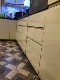Сборкой мебели от IKEA занимаются субподрядчики. Если Вам не понравилось, как они выполнили свою работу- обратитесь в IKEA и всё будет исправлено БЕСПЛАТНО, включая замену всего, что сборщики испортили. Если вас не удовлетворил ответ того магазина, где вы покупали мебель- пожалуйтесь на них письменно через форму в разделе КОНТАКТЫ, кортотрый найдёте внизу сайта.
 
По поводу сборки: мы заказали большую кухню, общая длина шкафов- 12 погонных метров (нижние + верхние).
К 8 часам утра пришли 4 сборщика, из которых один был учеником. В 21:00 сборка, монтаж и регулировка всей кухни была закончена. Мусор тоже забрали с собой.
На фото ниже показан правильный способ сборки углов столешницы.
Кухнями этой фирмы пользуемся уже 25 лет, претензий к качеству не было ни разу.