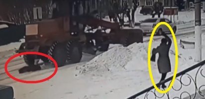 Вот уж свезло бабке, так свезло - и под колёса не попала, и ковшом не придавило! А эта кобыла ветками помахала и дальше пошла!
