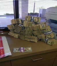Я как то в начале 90-х, когда уже началась гиперинфляция, но еще в обороте были банкноты СССР, как то помню принес домой зарплату примерно в таком же объеме (ну не совсем, почти полный стандартный полиэтиленовый пакет с ручкой с рисунком) 
Мы тогда пачки рублевых (100 банкнот) даже не распечатывали, чтобы времени на кассе не терять. И, да, еще 10 таких пачек были свернуты в еще одну банковскую "пачку". 

PS Анекдот тогда ходил: поехал мужик на своей старой машине в город с утра с мешками картошки на базар. Вечером приезжает и начинает вываливать мешки обратно. Жена:
- Чё, не продал?
- Да нэ-э-э, это деньги.

PPS В реале он бы никогда на базаре не попал в 90-х, сразу бы скупили ВСЕ на въезде в ЧЕТВЕРТЬ МАКСИМУМ цены внутри базара и послали далеко. А заерепенился бы... То вообще жена бы не дождалась его.