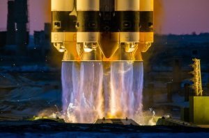 А что стало с теми двумя любителями селфи на фоне струй газа (или плазмы) что стоят внизу справа?