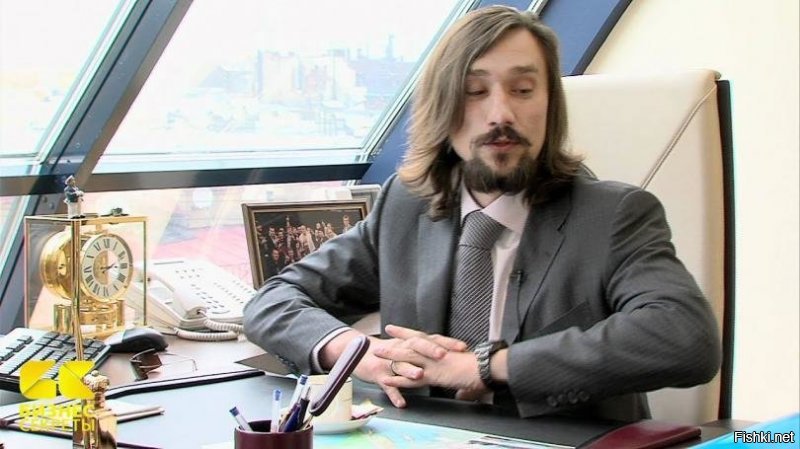 или еще один Сергей Владимирович Матвиенко   сын Валентины Матвиенко (Председателя Совета Федерации Федерального Собрания Российской Федерации).
Бизнесмен с состоянием в 5 млрд. долларов говорит о том, что всего "достиг сам". Но от армии он действительно "откосил" сам. Сергей выбрал путь науки, результатом чего стала защита диссертации. 27-летнего возраста он достиг будучи аспирантом. Получается, что с 18 до 27 лет у Матвиенко была отсрочка от службы. Одновременно с этим он вел собственный бизнес. Как удачно совпало, 22-летний сын мэра Санкт-Петербурга уже имел свою компанию и развивал ее. "Всего добился сам" ведь. Соответственно, ему никак нельзя было уходить в вооруженные силы. Вот он и прикрылся образованием.