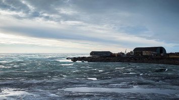 еще и холодно...