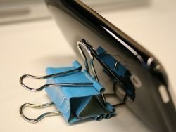 Это же надо так заморочиться!? До хрена у автора времени. Такие инструменты(даже с лазером), а итог никакой, по фото видно что получилась очень грубая поделка и дизайн никакой. Вот два вариант которые пару раз использовал за пол года, всё остальное время в столе и не захламляют стол. Коробка из под кассеты самое то.