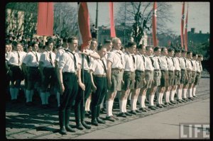 Ой как нудно!  По моему разумению, комсомолец 20-х годов, в шортах и белых гольфах, выглядит, по меньшей мере странно...А лепили этот образ, костюмеры из 70-х...Найдите мне хоть одну фотку или рисунок советского юноши, времен "военного коммунизма", в таком прикиде!? А вот немчуры, хоть отбавляй: