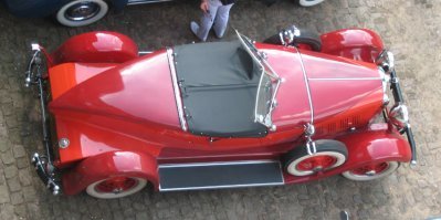 красавчик канадец, а его кемпер - это песня!
простите, позанудствую. это не отсылка к стримлайнерам, а к суперкарам того времени - боаттейлам (в 30-х годах автомобили Эррета Корда были быстрейшими в США), которые начались с выпуска Auburn 8-90 Speedster 1929 года (фото 1).
ЗЫ лично я считаю Auburn 851 Boattail Speedster 1935 года самым красивым автомобилем всех времен (фото 2)! а вот модель 1936 года уже получила закрытые большим колпаком задние колёса как на канадском кемпере.