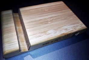 Мастеровой, но (ikea) живет на моем столе уже года 3!