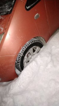 утрись Москва, за два дня нападало у нас, это я у машины на стоянке. сорян за плохие фотки, но в темноте не фокусировалась камера. На первой мои ноги у машины пока с крыши (машины) чищу снег, стою по колено в снегу. Вчера были 11 баллов пробки.