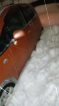 утрись Москва, за два дня нападало у нас, это я у машины на стоянке. сорян за плохие фотки, но в темноте не фокусировалась камера. На первой мои ноги у машины пока с крыши (машины) чищу снег, стою по колено в снегу. Вчера были 11 баллов пробки.