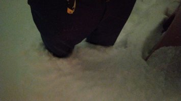 утрись Москва, за два дня нападало у нас, это я у машины на стоянке. сорян за плохие фотки, но в темноте не фокусировалась камера. На первой мои ноги у машины пока с крыши (машины) чищу снег, стою по колено в снегу. Вчера были 11 баллов пробки.